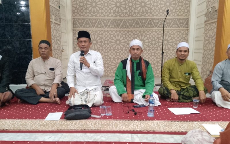 Marwan Yusuf Geuchik Gampung Baru Kecamatan Baiturrahman Kota Banda Aceh memberi sambutan dan arahan pada kegiatan peringatan 20 tahun gempa dan tsunami yang berlangsung di meunasah Allatief Jurong Jeumpa Senin (30/12/2024) malam.
Foto: BANDAPOS.com