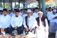 Pj Bupati Aceh Besar Muhammad Iswanto bersama Forkopimda, para ulama, dan masyarakat menghadiri zikir dan doa bersama peringatan 20 tahun tsunami di kompleks Kuburan Massal Siron, Kecamatan Ingin Jaya, Kamis pagi (26/12/2024). Foto : Prokopim Pemkab Aceh Besar