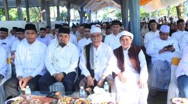 Pj Bupati Aceh Besar Muhammad Iswanto bersama Forkopimda, para ulama, dan masyarakat menghadiri zikir dan doa bersama peringatan 20 tahun tsunami di kompleks Kuburan Massal Siron, Kecamatan Ingin Jaya, Kamis pagi (26/12/2024). Foto : Prokopim Pemkab Aceh Besar