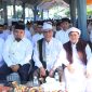 Pj Bupati Aceh Besar Muhammad Iswanto bersama Forkopimda, para ulama, dan masyarakat menghadiri zikir dan doa bersama peringatan 20 tahun tsunami di kompleks Kuburan Massal Siron, Kecamatan Ingin Jaya, Kamis pagi (26/12/2024). Foto : Prokopim Pemkab Aceh Besar