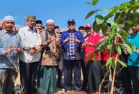 Kakankemenag Kota Banda Aceh H Salman,S.Pd M.Ag bersama para kasi mendampingi Kakanwil Kemenag Aceh Drs. H. Azhari, M.Si pada kegiatan Penanaman pohon Wakaf produktif, Kamis (2/1/2025) di Dayah Al-Fikriyah Al-Aziziyah dan KUA Banda Raya Banda Aceh (Foto : Heri Ulka)