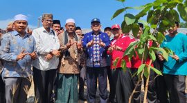 Kakankemenag Kota Banda Aceh H Salman,S.Pd M.Ag bersama para kasi mendampingi Kakanwil Kemenag Aceh Drs. H. Azhari, M.Si pada kegiatan Penanaman pohon Wakaf produktif, Kamis (2/1/2025) di Dayah Al-Fikriyah Al-Aziziyah dan KUA Banda Raya Banda Aceh (Foto : Heri Ulka)