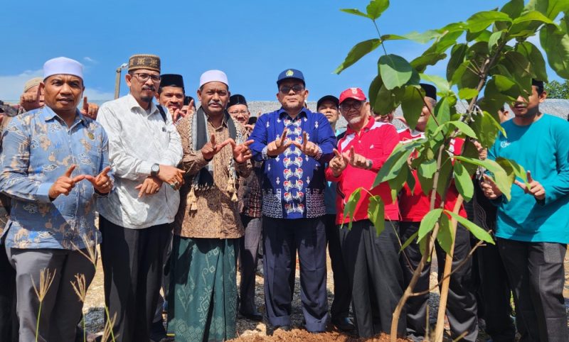 Kakankemenag Kota Banda Aceh H Salman,S.Pd M.Ag bersama para kasi mendampingi Kakanwil Kemenag Aceh Drs. H. Azhari, M.Si pada kegiatan Penanaman pohon Wakaf produktif, Kamis (2/1/2025) di Dayah Al-Fikriyah Al-Aziziyah dan KUA Banda Raya Banda Aceh (Foto : Heri Ulka)