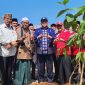 Kakankemenag Kota Banda Aceh H Salman,S.Pd M.Ag bersama para kasi mendampingi Kakanwil Kemenag Aceh Drs. H. Azhari, M.Si pada kegiatan Penanaman pohon Wakaf produktif, Kamis (2/1/2025) di Dayah Al-Fikriyah Al-Aziziyah dan KUA Banda Raya Banda Aceh (Foto : Heri Ulka)