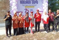 Kepala Kantor Kementerian Agama Banda Aceh H. Salman, S.Pd, M.Ag didampingi Ketua DWP Ny. Rosnidar dan Kasubbag TU Dr Aida Rina Elisiva B.Acc MM, para Kasi di lingkungan Kemenag Banda Aceh melakukan foto bersama usai mengikuti lomba estafet Air Kamis (2/1/2025) di Halaman PLHUT Kemenag Banda Aceh
