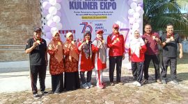 Kepala Kantor Kementerian Agama Banda Aceh H. Salman, S.Pd, M.Ag didampingi Ketua DWP Ny. Rosnidar dan Kasubbag TU Dr Aida Rina Elisiva B.Acc MM, para Kasi di lingkungan Kemenag Banda Aceh melakukan foto bersama usai mengikuti lomba estafet Air Kamis (2/1/2025) di Halaman PLHUT Kemenag Banda Aceh