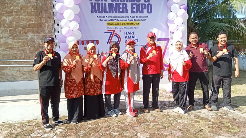 Kepala Kantor Kementerian Agama Banda Aceh H. Salman, S.Pd, M.Ag didampingi Ketua DWP Ny. Rosnidar dan Kasubbag TU Dr Aida Rina Elisiva B.Acc MM, para Kasi di lingkungan Kemenag Banda Aceh melakukan foto bersama usai mengikuti lomba estafet Air Kamis (2/1/2025) di Halaman PLHUT Kemenag Banda Aceh