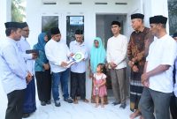 Pj Bupati Aceh Besar Muhammad Iswanto menyerahkan bantuan rumah duafa berstruktur tahan gempa tipe 36 secara simbolis kepada penerima manfaat, Syukri, di Gampong Ateuk Anggok, Kecamatan Ingin Jaya, Aceh Besar, Jumat (3/1/2025). Foto: MC Aceh Besar