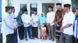 Pj Bupati Aceh Besar Muhammad Iswanto menyerahkan bantuan rumah duafa berstruktur tahan gempa tipe 36 secara simbolis kepada penerima manfaat, Syukri, di Gampong Ateuk Anggok, Kecamatan Ingin Jaya, Aceh Besar, Jumat (3/1/2025). Foto: MC Aceh Besar