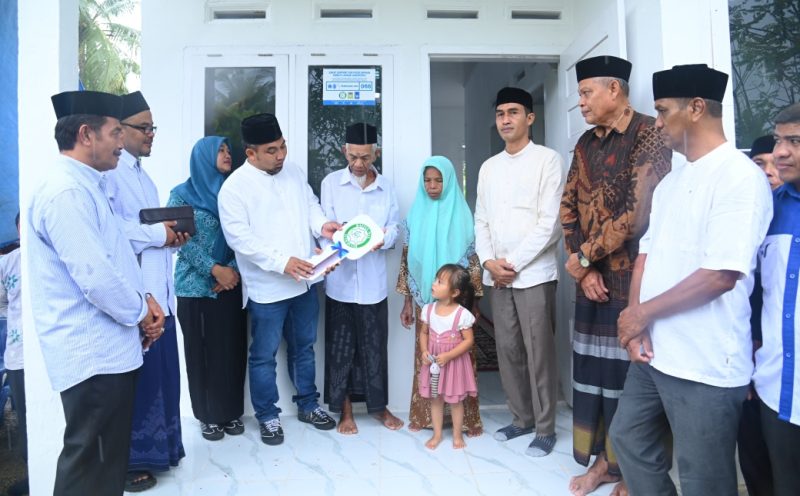 Pj Bupati Aceh Besar Muhammad Iswanto menyerahkan bantuan rumah duafa berstruktur tahan gempa tipe 36 secara simbolis kepada penerima manfaat, Syukri, di Gampong Ateuk Anggok, Kecamatan Ingin Jaya, Aceh Besar, Jumat (3/1/2025). Foto: MC Aceh Besar
