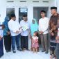 Pj Bupati Aceh Besar Muhammad Iswanto menyerahkan bantuan rumah duafa berstruktur tahan gempa tipe 36 secara simbolis kepada penerima manfaat, Syukri, di Gampong Ateuk Anggok, Kecamatan Ingin Jaya, Aceh Besar, Jumat (3/1/2025). Foto: MC Aceh Besar
