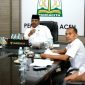 Pj Gubernur Aceh Safrizal Mengikuti Rapat Penyelesaian Penataan Tenaga non ASN di Instansi Pemda melalui Zoom Meeting di Pendopo Gubernur Aceh, Rabu (8/1/2025).