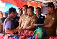 Pj Bupati Muhammad Iswanto, S.STP, MM didampingi oleh staf berdialog dengan pedagang daging di Pasar Induk Lambaro. (Foto: MC Aceh Besar).