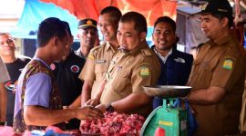 Pj Bupati Muhammad Iswanto, S.STP, MM didampingi oleh staf berdialog dengan pedagang daging di Pasar Induk Lambaro. (Foto: MC Aceh Besar).