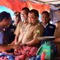 Pj Bupati Muhammad Iswanto, S.STP, MM didampingi oleh staf berdialog dengan pedagang daging di Pasar Induk Lambaro. (Foto: MC Aceh Besar).