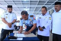 Pj Bupati Aceh Besar Muhammad Iswanto S.STP, MM bersama Komandan Lanud Iskandar Muda Kolonel Pnb, Hartarno Edi Sasmoyo, M.Han melakukan Penandatanganan peresmian Kanopi Masjid Al Muhajirin dan renovasi shelter lapangan tembak Yupiter Lanud SIM, Blang Bintang, Aceh Besar, Rabu (8/1/2025). Foto: MC Aceh Besar.