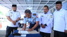 Pj Bupati Aceh Besar Muhammad Iswanto S.STP, MM bersama Komandan Lanud Iskandar Muda Kolonel Pnb, Hartarno Edi Sasmoyo, M.Han melakukan Penandatanganan peresmian Kanopi Masjid Al Muhajirin dan renovasi shelter lapangan tembak Yupiter Lanud SIM, Blang Bintang, Aceh Besar, Rabu (8/1/2025). Foto: MC Aceh Besar.