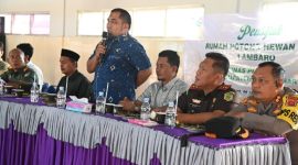 Pj Bupati Aceh Besar Muhammad Iswanto, S.STP, MM menyampaikan sambutan dan arahan peusijuk Rumah Potong Hewan Pasar Lambaro, Kecamatan Ingin Jaya, Aceh Besar, Kamis (9/1/2025). Foto: MC Aceh Besar