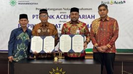Pimpinan Pusat Muhammadiyah Agung Danarto dan Plt, Direktur Utama Bank Aceh Fadhil Ilyas memperlihatkan dokumen penandatanganan MoU Bank Aceh dan Muhammadiyah (Foto:Dok Ist)
