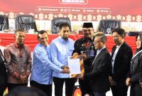 KIP Aceh menetapkan Muzakir Manaf dan Fadhlullah (Mualem-Dek Fadh) sebagai pasangan calon Gubernur dan Wakil Gubernur Aceh terpilih pada Pemilihan Gubernur 2024 untuk periode tahun 2025-2030 dalam rapat pleno terbuka yang berlangsung di The Pade Hotel, Lampeunerut, Aceh Besar, Kamis (9/1/2025) Foto : Dok KIP Aceh