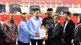 KIP Aceh menetapkan Muzakir Manaf dan Fadhlullah (Mualem-Dek Fadh) sebagai pasangan calon Gubernur dan Wakil Gubernur Aceh terpilih pada Pemilihan Gubernur 2024 untuk periode tahun 2025-2030 dalam rapat pleno terbuka yang berlangsung di The Pade Hotel, Lampeunerut, Aceh Besar, Kamis (9/1/2025) Foto : Dok KIP Aceh