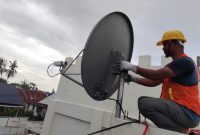 Petugas sedang memasang instalasi VSAT Bantuan BAKTI Kominfo RI di Kantor Keuchik Lamgapang Aceh Besar, beberapa waktu lalu. (Foto :Dok Diskominfo Aceh Besar).