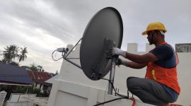 Petugas sedang memasang instalasi VSAT Bantuan BAKTI Kominfo RI di Kantor Keuchik Lamgapang Aceh Besar, beberapa waktu lalu. (Foto :Dok Diskominfo Aceh Besar).