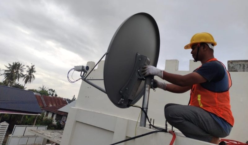 Petugas sedang memasang instalasi VSAT Bantuan BAKTI Kominfo RI di Kantor Keuchik Lamgapang Aceh Besar, beberapa waktu lalu. (Foto :Dok Diskominfo Aceh Besar).