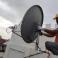Petugas sedang memasang instalasi VSAT Bantuan BAKTI Kominfo RI di Kantor Keuchik Lamgapang Aceh Besar, beberapa waktu lalu. (Foto :Dok Diskominfo Aceh Besar).