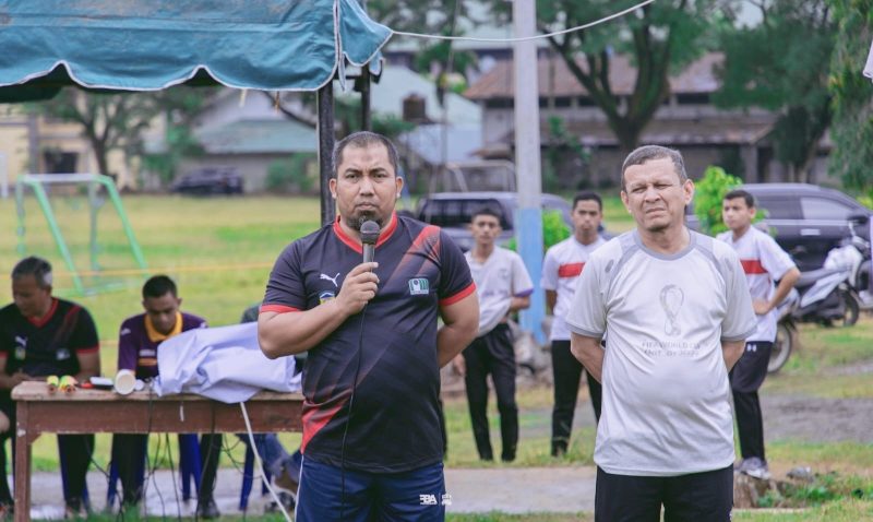 Pj Bupati Aceh Besar, Muhammad Iswanto SSTP MM, secara resmi membuka Turnamen Sepakbola Oemar Diyan Cup VI, Minggu (12/1/2025) petang