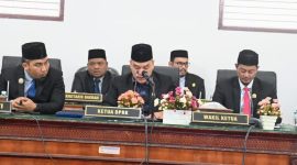 Pj Bupati Aceh Besar Muhammad Iswanto S.STP, MM menghadiri Rapat Paripurna Ke-5 Masa Persidangan Ke-2, dengan agenda Pengumuman Hasil Penetapan Bupati Wakil Bupati Terpilih Masa Jabatan 2025-2030 di Ruang Rapat Paripurna DPRK di Kota Jantho, Senin (13/01/2025) Foto : Dok MC Aceh Besar.
