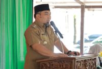 Pj Bupati Aceh Besar Muhammad Iswanto S.STP, MM, menyampaikan sambutannya pada pelantikan Imuem Mukim Leupung Periode 2025-2030, di Pantai Riting, Kecamatan Leupung, Aceh Besar, Selasa (14/1/2025). Foto: Prokopim Pemkab Aceh Besar