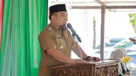 Pj Bupati Aceh Besar Muhammad Iswanto S.STP, MM, menyampaikan sambutannya pada pelantikan Imuem Mukim Leupung Periode 2025-2030, di Pantai Riting, Kecamatan Leupung, Aceh Besar, Selasa (14/1/2025). Foto: Prokopim Pemkab Aceh Besar
