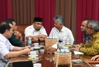 Pj Bupati Aceh Besar, Muhammad Iswanto bersama sejumlah Kepala OPD Pemkab Aceh Besar menerima audiensi sejumlah pejabat dari lembaga strategis terkait pengembangan proyek panas bumi Gunung Seulawah Agam yang ber4langsung di Dekranasda Aceh Besar, Rabu, (15/1/2025).Foto : MC Aceh Besar.