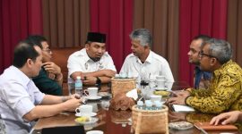 Pj Bupati Aceh Besar, Muhammad Iswanto bersama sejumlah Kepala OPD Pemkab Aceh Besar menerima audiensi sejumlah pejabat dari lembaga strategis terkait pengembangan proyek panas bumi Gunung Seulawah Agam yang ber4langsung di Dekranasda Aceh Besar, Rabu, (15/1/2025).Foto : MC Aceh Besar.