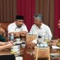 Pj Bupati Aceh Besar, Muhammad Iswanto bersama sejumlah Kepala OPD Pemkab Aceh Besar menerima audiensi sejumlah pejabat dari lembaga strategis terkait pengembangan proyek panas bumi Gunung Seulawah Agam yang ber4langsung di Dekranasda Aceh Besar, Rabu, (15/1/2025).Foto : MC Aceh Besar.