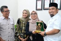 Pj Bupati Muhammad Iswanto berikan cinderamata kepada perwakilan UTP Malaysia. (Foto : MC Aceh Besar)