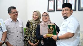Pj Bupati Muhammad Iswanto berikan cinderamata kepada perwakilan UTP Malaysia. (Foto : MC Aceh Besar)