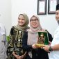 Pj Bupati Muhammad Iswanto berikan cinderamata kepada perwakilan UTP Malaysia. (Foto : MC Aceh Besar)