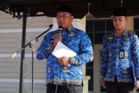 Plt, Sekda Bahrul Jamil membacakan amanatnya saat memimpin Apel Gabungan. Foto MC Aceh Besar