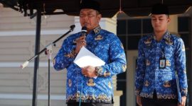 Plt, Sekda Bahrul Jamil membacakan amanatnya saat memimpin Apel Gabungan. Foto MC Aceh Besar