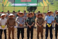 Pj Bupati Aceh Besar Muhammad Iswanto S.STP, MM foto bersama usai melakukan penanaman jagung program ketahanan  pangan nasional bersama Kapolda Aceh Irjen Achmad Kartiko SIK MH di gampong Iboih Tanjong, Kecamatan Seulimeum, Kabupaten Aceh Besar, Selasa (21/1/2025). Foto : Prokopim Pemkab Aceh Besar