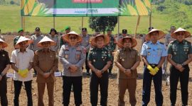 Pj Bupati Aceh Besar Muhammad Iswanto S.STP, MM foto bersama usai melakukan penanaman jagung program ketahanan  pangan nasional bersama Kapolda Aceh Irjen Achmad Kartiko SIK MH di gampong Iboih Tanjong, Kecamatan Seulimeum, Kabupaten Aceh Besar, Selasa (21/1/2025). Foto : Prokopim Pemkab Aceh Besar