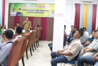 Kabid Peternakan dan Kesehatan Hewan Uzir, S.Pt, M Si menjelaskan tujuan kegiatan pembekalan kepada petugas rumah potong hewan (RPH), yang berlangsung di Dekranasda Gampong Gani, Kecamatan Ingin Jaya, Aceh Besar, Selasa (21/01/2025). Foto :MC Aceh Besar