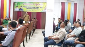 Kabid Peternakan dan Kesehatan Hewan Uzir, S.Pt, M Si menjelaskan tujuan kegiatan pembekalan kepada petugas rumah potong hewan (RPH), yang berlangsung di Dekranasda Gampong Gani, Kecamatan Ingin Jaya, Aceh Besar, Selasa (21/01/2025). Foto :MC Aceh Besar