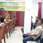 Kabid Peternakan dan Kesehatan Hewan Uzir, S.Pt, M Si menjelaskan tujuan kegiatan pembekalan kepada petugas rumah potong hewan (RPH), yang berlangsung di Dekranasda Gampong Gani, Kecamatan Ingin Jaya, Aceh Besar, Selasa (21/01/2025). Foto :MC Aceh Besar
