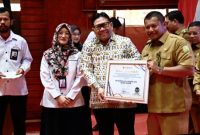 Plt sekda Aceh Besar Bahrul Jamil S.Sos, M.Si menerima Piagam Penganugrahan Predikat Penilaian Kepatuhan Penyelenggaraan Pelayanan Publik Tahun 2024 dari Pj Gubernur Aceh, Dr. H. Safrizal ZA, M.Si di Anjong Mon Mata, Banda Aceh, Selasa (21/01/2025). Foto: MC Aceh Besar