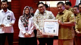 Plt sekda Aceh Besar Bahrul Jamil S.Sos, M.Si menerima Piagam Penganugrahan Predikat Penilaian Kepatuhan Penyelenggaraan Pelayanan Publik Tahun 2024 dari Pj Gubernur Aceh, Dr. H. Safrizal ZA, M.Si di Anjong Mon Mata, Banda Aceh, Selasa (21/01/2025). Foto: MC Aceh Besar