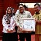 Plt sekda Aceh Besar Bahrul Jamil S.Sos, M.Si menerima Piagam Penganugrahan Predikat Penilaian Kepatuhan Penyelenggaraan Pelayanan Publik Tahun 2024 dari Pj Gubernur Aceh, Dr. H. Safrizal ZA, M.Si di Anjong Mon Mata, Banda Aceh, Selasa (21/01/2025). Foto: MC Aceh Besar