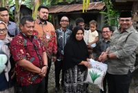 Plt Sekda Aceh Besar Bahrul Jamil, S.Sos, M.Si  mendampingi Pj Gubernur Aceh Dr.H.Safrizal ZA, M.Si berdialog dengan keluarga Salahuddin saat meninjau kondisi rumah tak layak huni di Gampong Gue Kecamatan Kuta Baro Aceh Besar Kamis (23/1/2025) Foto : MC Aceh Besar